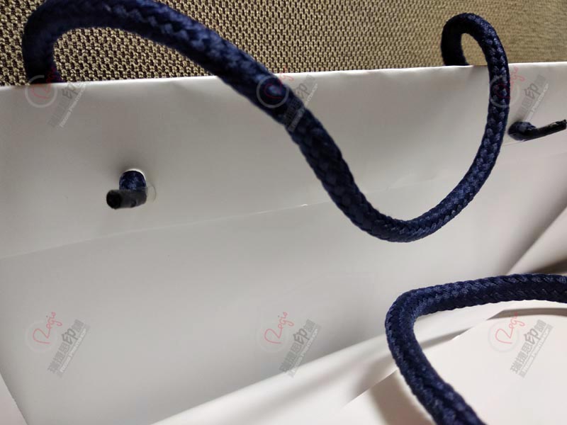 手提紙袋-190g銅版紙印刷-上霧膜-搭配深藍色繩
